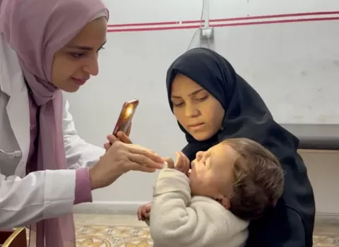 أطباء غزة بين المطرقة والسندان