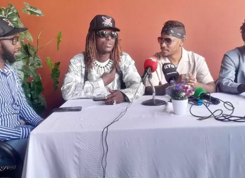 الفنان الغيني "ليل ساكو" والكندي "أنطوان جيلبير" يطلقان مشروعًا موسيقيًا مشتركًا