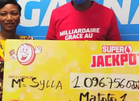 شاب غيني يصبح مليارديراً بعد فوزه بجائزة "سوبر 4 جاكبوت"