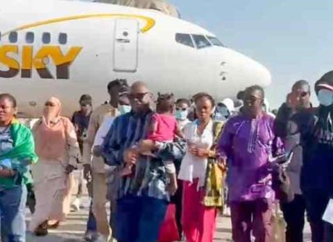 عودة 137 مواطنًا غينيًا من تونس: الحكومة تواصل جهودها لإعادة الغينيين العالقين في الخارج