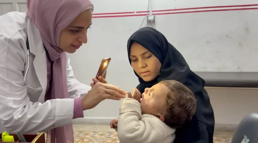 أطباء غزة بين المطرقة والسندان