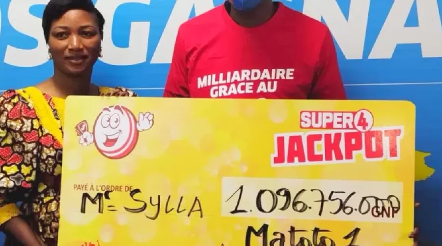 شاب غيني يصبح مليارديراً بعد فوزه بجائزة "سوبر 4 جاكبوت"