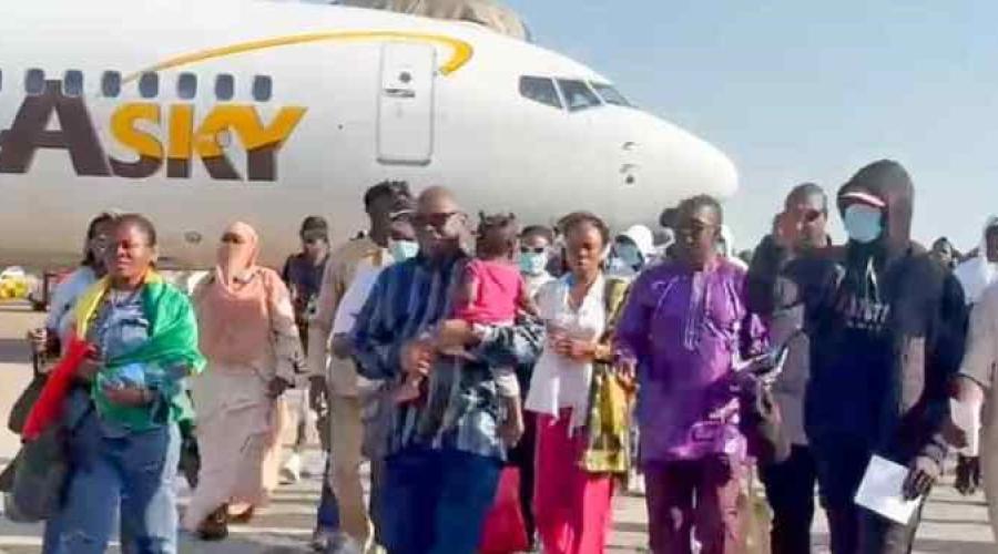 عودة 137 مواطنًا غينيًا من تونس: الحكومة تواصل جهودها لإعادة الغينيين العالقين في الخارج